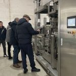 សូមស្វាគមន៍យ៉ាងកក់ក្តៅចំពោះអតិថិជនបរទេសមកទស្សនាក្រុមហ៊ុនរបស់យើងដើម្បីត្រួតពិនិត្យឧបករណ៍ baling ទីពីរ